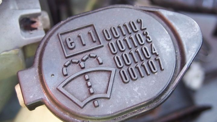 Der Einsatz von Scheibenwaschzusatzmittel gegen Schmutz, Fettschlieren und Fliegenresten während der Autofahrt, bringt meist wenig. Hier eine preiswerte Alternative, die tatsächlich Erfolg bringt.