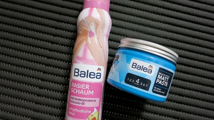 Damit Haargel beim Auswaschen nicht klumpt, kann man vor der Haarwäsche eine Hand voll Rasierschaum in die Haare einmassieren und es wie Shampoo benutzen.