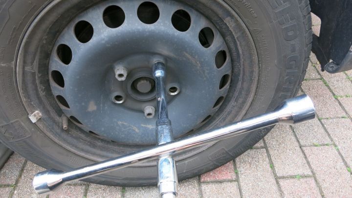 Ich habe mir mein Wagenradkreuz ganz individuell markiert, und zwar derart, dass ich sogar in völliger Dunkelheit oder ähnlichen SOS-Fällen immer genau den einzig richtigen Schraubenschlüssel für mein Auto direkt finde.