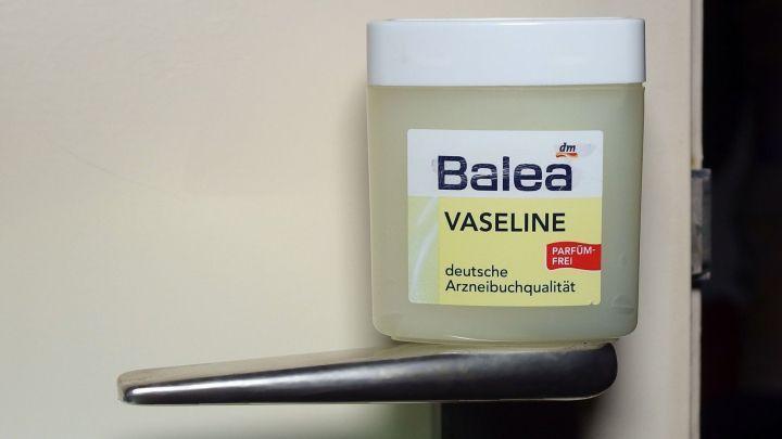 Vor Malerarbeiten im Haus kann man Türklinken, Scharniere etc., mit Vaseline einreiben! Das erspart später viel Putzzeit!