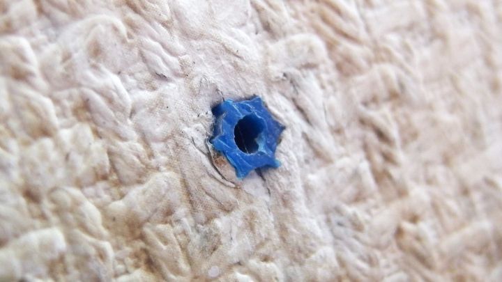 Ausgeleiertes Dübelloch: Mithilfe von Heißkleber kann das Dübelloch nach einer Weile wieder mit einem Dübel bestückt werden.