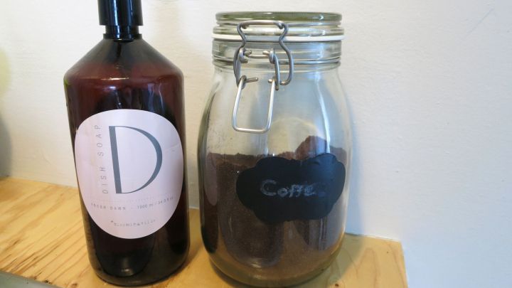 Ölverschmierte Hände kann man mit etwas Kaffeepulver und Spülmittel sauber bekommen.