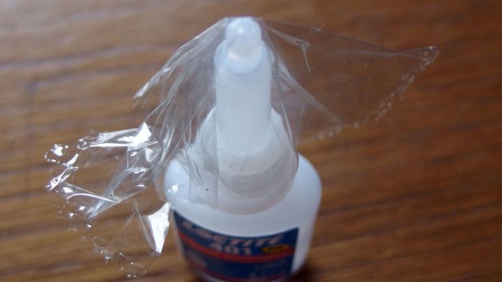 So lässt sich Sekundenkleber beim nächsten Gebrauch wieder öffnen.