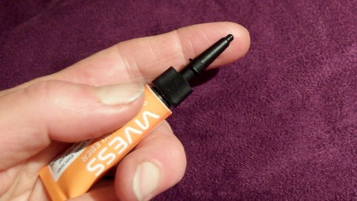 Wenn man beim Kleben mit Sekundenkleber arbeitet und etwas an die Finger bekommt, kann man ihn ganz einfach mit Nagellackentferner wieder abbekommen.