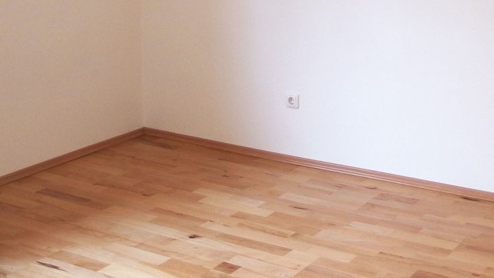 Kleine Löcher im Laminat oder Parkett kann man mit Sägemehl und Holzleim ausbessern!