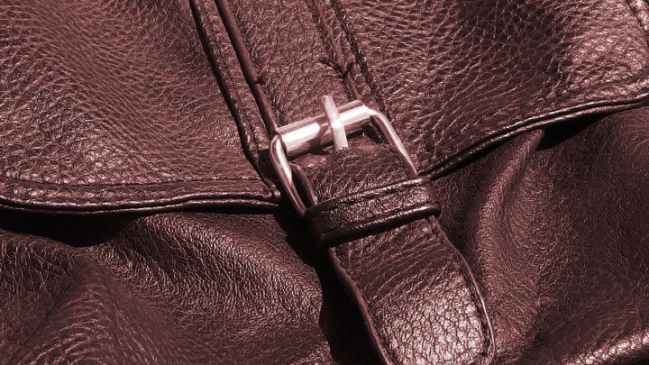 Um Leder weich zu machen und es zu imprägnieren, hat mir eine ältere Verkäuferin in einem Fachgeschäft für Lederwaren einen tollen Tipp gegeben: Das Leder einfach mit einer billigen, unparfümierten Bodylotion einreiben.