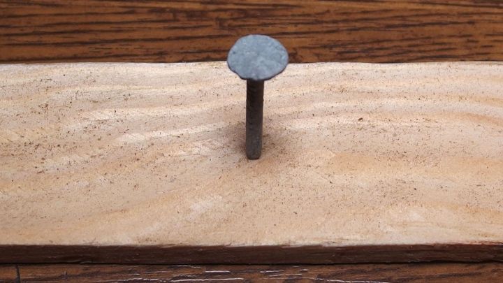 Wenn man die Spitze eines Nagels mit dem Hammer etwas stumpf schlägt, verhindert man das Spalten von dünnen Holzleisten.