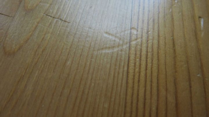 Delle und Macke im Holztisch reparieren und ausbügeln Delle und Macke im Holztisch reparieren und ausbügeln