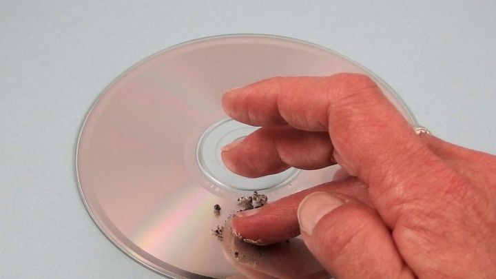 Kratzer aus CDs mit Zigarettenasche rauspolieren.