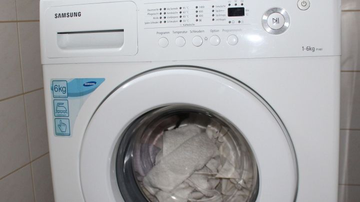Was tun, wenn die Waschmaschine beim Schleudergang zum Wandern anfängt? Hier hilft doppelseitig klebendes Teppichklebeband.