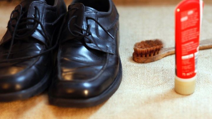 Mit diesem Tipp bekommt man ausgetrocknete Schuhcreme wieder weich.