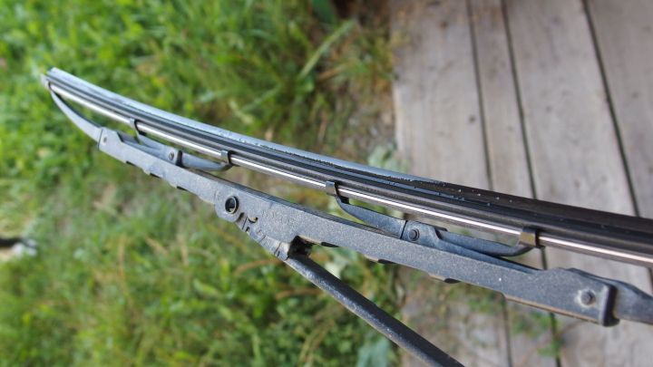 Mit Weichspüler kann man spröde Scheibenwischergummi wieder aufpeppen.