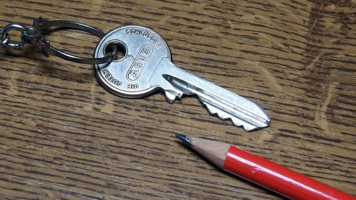 Schwergängige Schlüssel wieder gängig machen. Der Tipp funktioniert auch bei Riegel und Falle des Schlosses.
