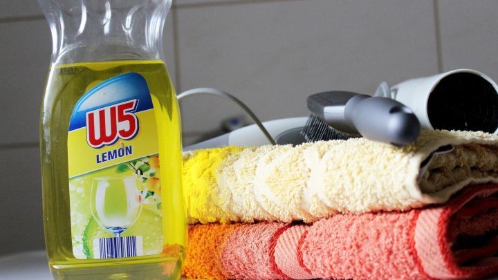 Es entfernt das Silikon, was die Hersteller ins Shampoo geben.