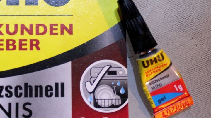 Wen wundert es, Sekundenkleber klebt in Sekunden. Oftmals an den Fingern. Dann heißt es schnell handeln, um diesen dort wieder abzubekommen. Hier hilft Gallseife und der Kleber ist schnell weg.