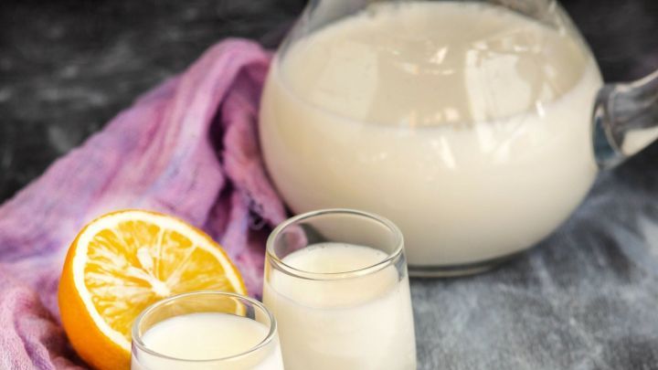 Wer gerne Cocktails trinkt, sollte auch mal den Eskimo, ein Cocktail aus Wodka und Milch ausprobieren.