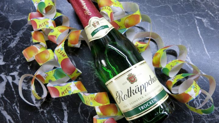 Die Gäste sind da, der Sekt will geöffnet werden, aber der Korken lässt sich nicht entfernen? Mithilfe von heißem Wasser fliegt der Korken ganz bestimmt.