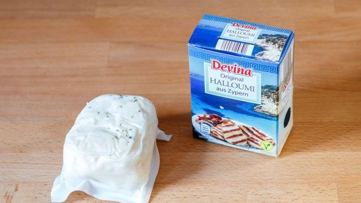 Der beste Grillkäse für Vegetarier ist Halloumi. Er schmeckt hervorragend, beim Grillen wird er schön braun und knusprig.