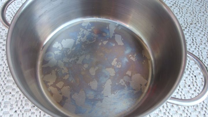 Verfärbungen auf Edelstahltöpfen nach dem Kochen mit einem Schuss Essig entfernen. Einmal drüber reiben und es glänzt wie zuvor.