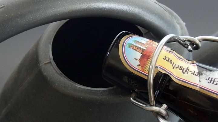 Abgestandenes Bier schmeckt ja am anderen Tag nicht mehr so lecker. Ich schütte also die Flasche in die Gießkanne. Die Pflanzen danken es dir - sie blühen länger und sind kräftiger.
