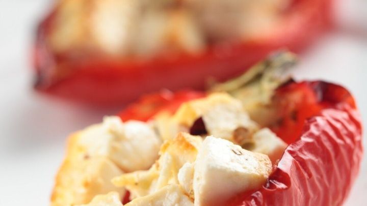 Leckeres Hauptgericht gesucht? Dann probiere Paprika mit Schafskäse und Tomatensauce. Benötigt nur 15 Minuten Zubereitungszeit.