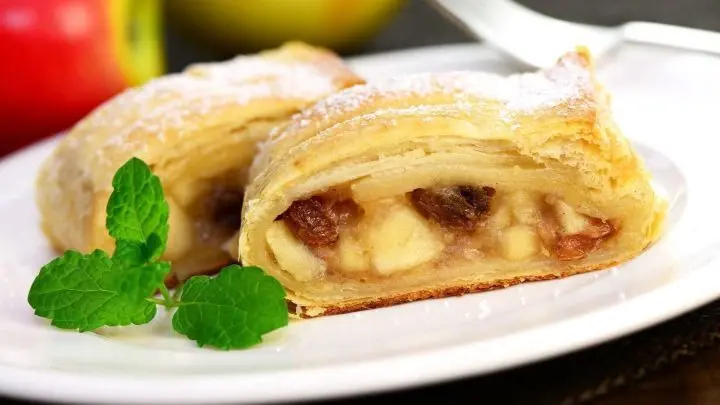 Apfelstrudel mit Rosinen