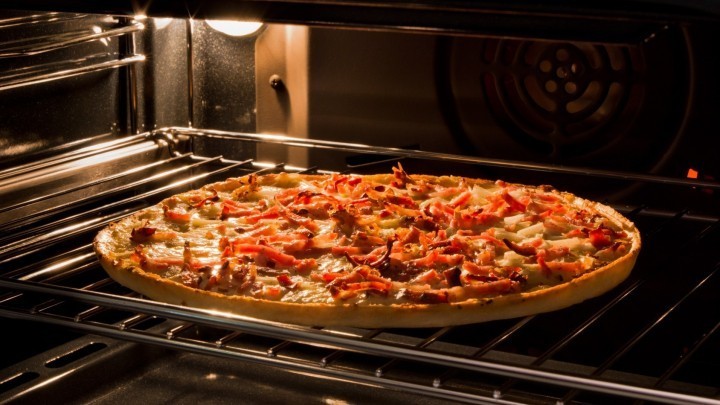 Vorsicht beim Backen von Pizza auf einem Rost | Frag Mutti