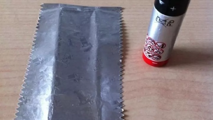 Batterie und Alupapier einer Kaugummiverpackung