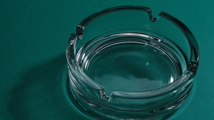 Aschenbecher kann man sehr gut mit Gebissreiniger-Tabs reinigen