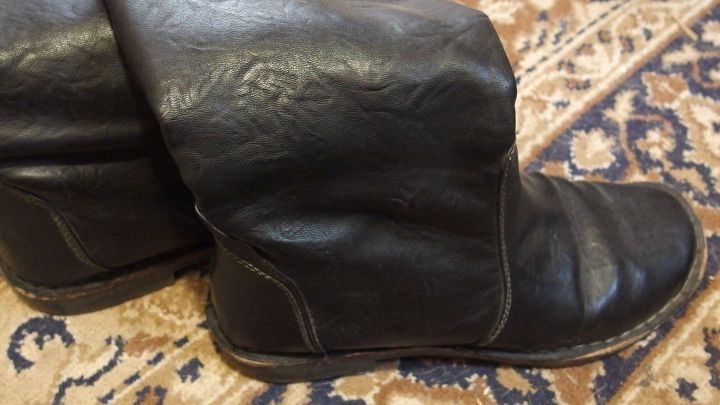 Ein heißer Tipp von meiner Oma mit super Wirkung: Zu enge Stiefel aus Glattleder mit heißem Wasser dehnen.