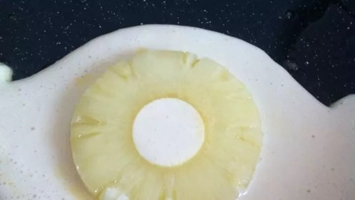 Ananasscheiben  in den Teig tauchen und ausbacken