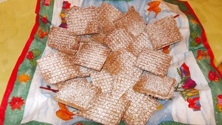 Zimtwaffeln auf einem Weihnachtsteller servieren