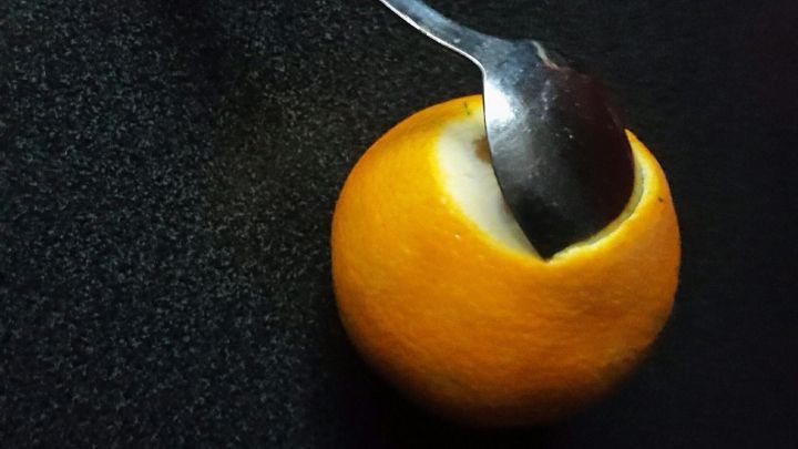 Du hast Probleme damit, deine Orange zu schälen? Dann erfahre hier einen Trick, mit dem es super einfach und schnell geht!