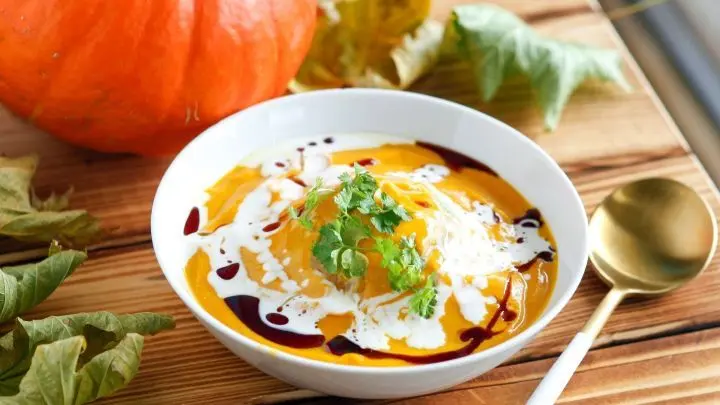 Diese Ingwer-Kürbissuppe schmeckt sehr lecker! Die Zubereitung geht leicht, schnell ist eine wärmende Suppe auf den Tisch gezaubert.