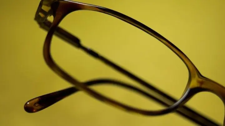 Brille richtig putzen: Von einem langjährigen Mitarbeiter einer bekannten Brillenglasfirma habe ich folgenden simplen Tipp.