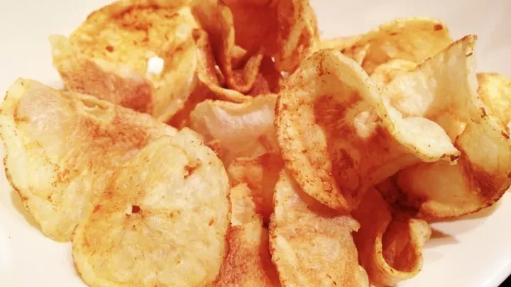 Knusprige selbst gemachte Kartoffelchips - da weiß man was drin ist.