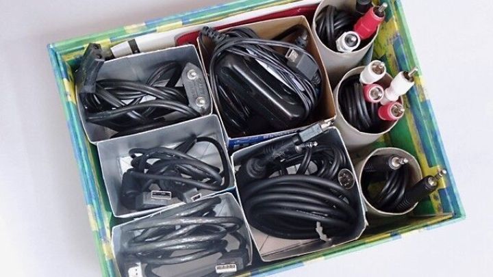 Nie wieder Kabelsalat - ich habe mir die Mühe gemacht, kleine und große Tetrapacks und WC-Papprollen in eine Schachtel zu tun und die Kabel hinein zu stecken.