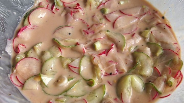 Salat aus Radieschen und Gurke: Radieschen und Gurken in dünne Scheiben schneiden und ein Dressing aus Essig, Öl, Joghurt, Senf, Salz und Pfeffer oder ein anderes nach Belieben.