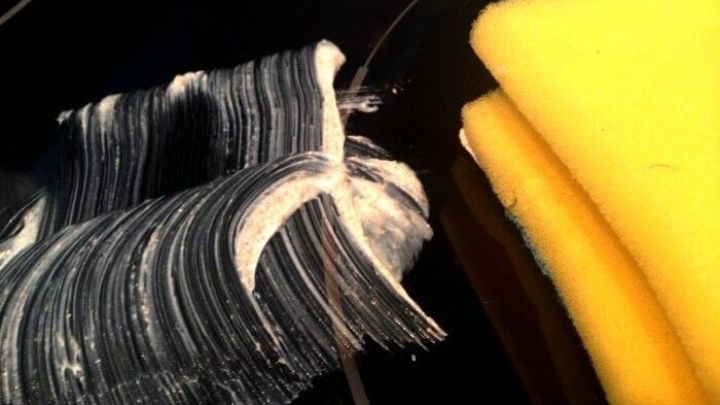 Glaskeramikfeld reinigen: Wasser und Peeling miteinander vermischen, auftragen, einwirken lassen ... und wegwischen ... !