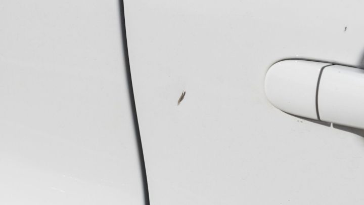 Mit einer ähnliche oder transparenten Nagellackfarbe lassen sich kleine Placken im Autolack ausbessern.