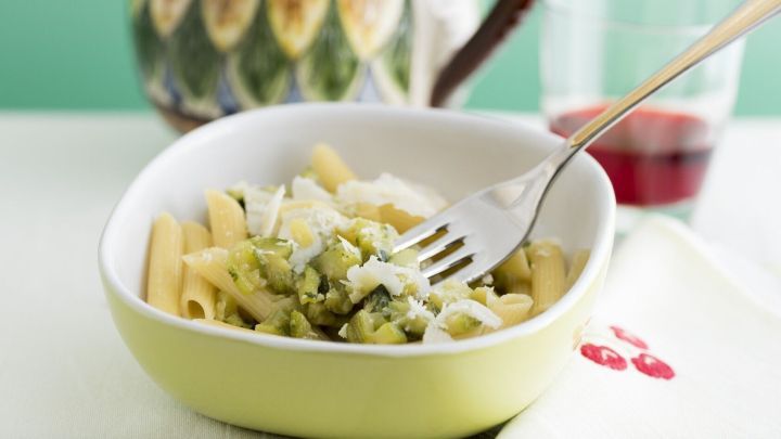 Dieses leckere Nudelgericht a la Carbonara geht schnell und liegt garantiert nicht schwer im Magen. Außerdem ist auch vegetarisch.
