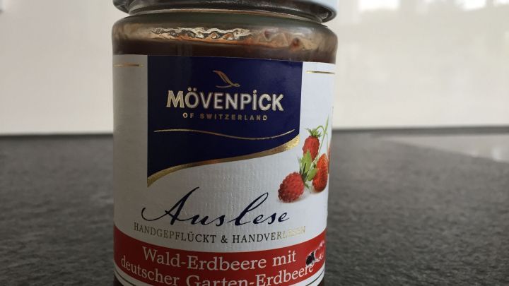 Spielend Klebereste auf Glas oder Möbelstücken mit harter Oberfläche entfernen.
