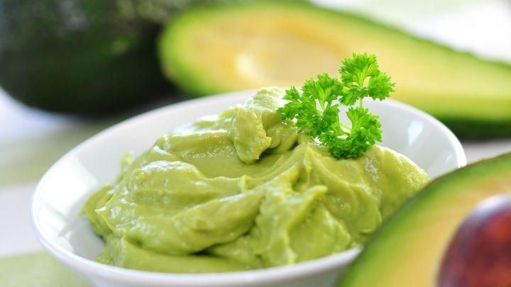 Wenn der Avocado Dip braun wird, sieht das nicht appetitlich aus. Mit einem simplen Trick kann man das Braunwerden verhindern.