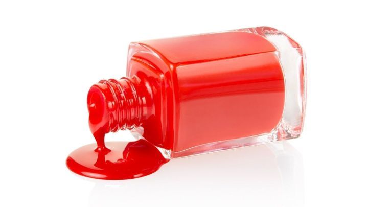 Nagellackflecken auf Hochglanz Möbeln lassen sich ganz einfach mit einer herkömmlichen Autopolitur entfernen.
