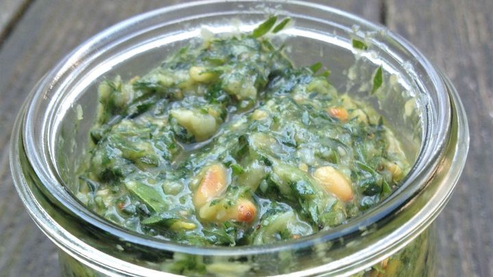 Als Kind habe ich gelernt, dass man das Möhrengrün nicht essen kann. Stimmt gar nicht. Mach ein Pesto daraus!