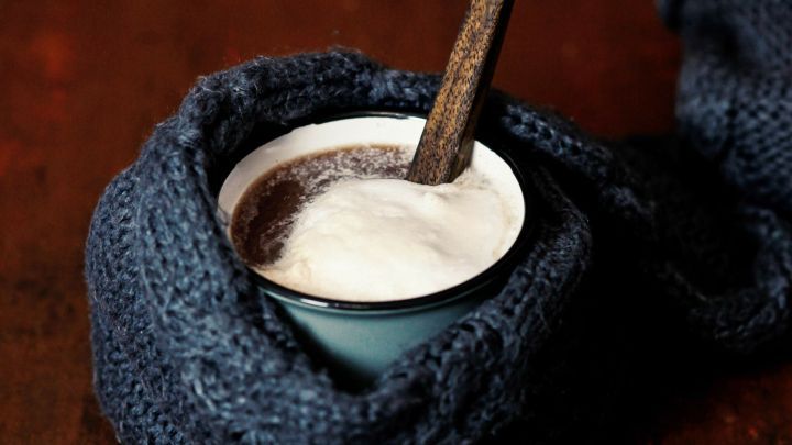 Einfach köstlich! Diese leckere heiße Schokolade mit Rum versüßt die kalten Winterabende und wärmt von innen.