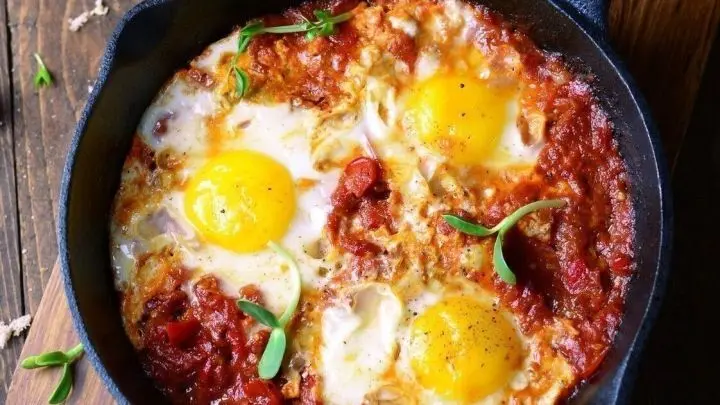 Lust auf ein herzhaftes Frühstück? Dann probier doch mal dieses israelische Gericht: Shakshuka, eine pikante Tomatensoße mit Eiern.