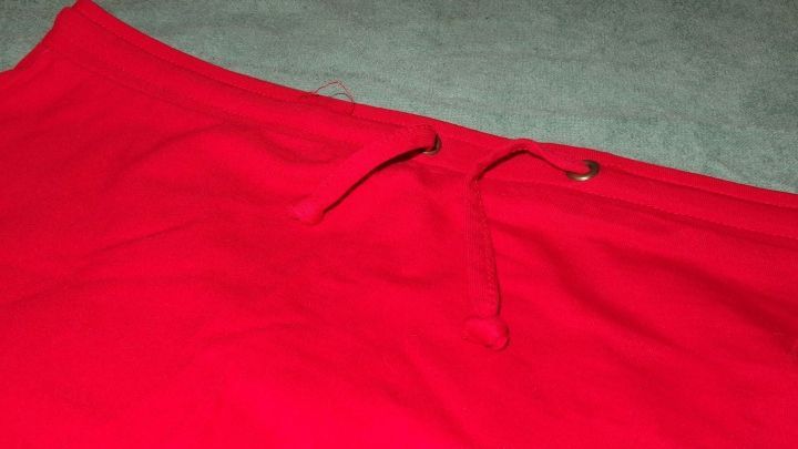 Die Farbe von schöner bunter Kleidung beim Waschen erhalten --> mit diesem Tipp klappt es.