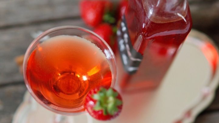 Ein wunderbar herrlich erfrischendes Sommergetränk: Fruchtlikör und Minzlikör mit Mineralwasser und Eis.