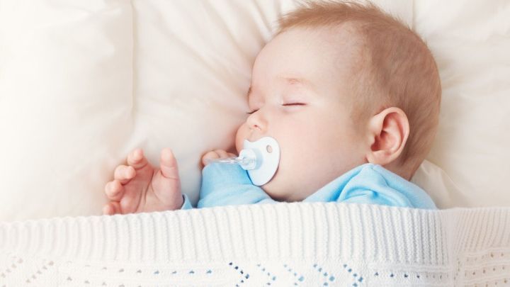 Wenn du dem Baby den Schnuller schmackhaft machen willst, kauf einen möglichst weichen und steck ihn dir idealerweise für ein Viertelstündchen in den Still-BH, in den an deinem Körper.